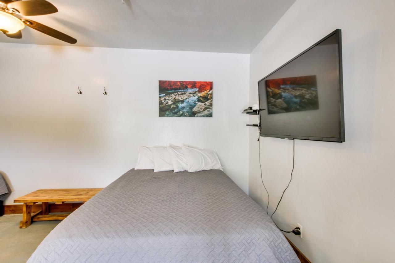 Central Lava Hot Springs Studio With Deck And Views! Bagian luar foto