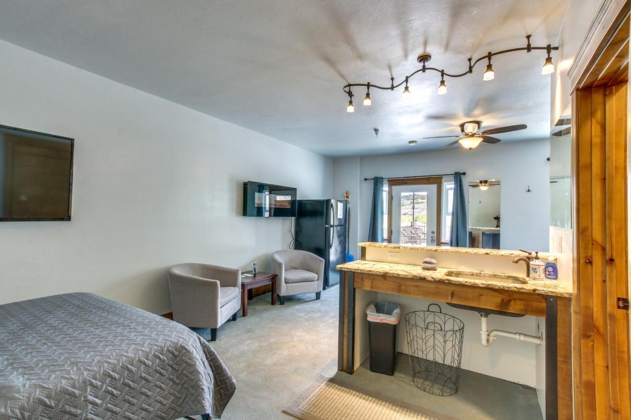 Central Lava Hot Springs Studio With Deck And Views! Bagian luar foto